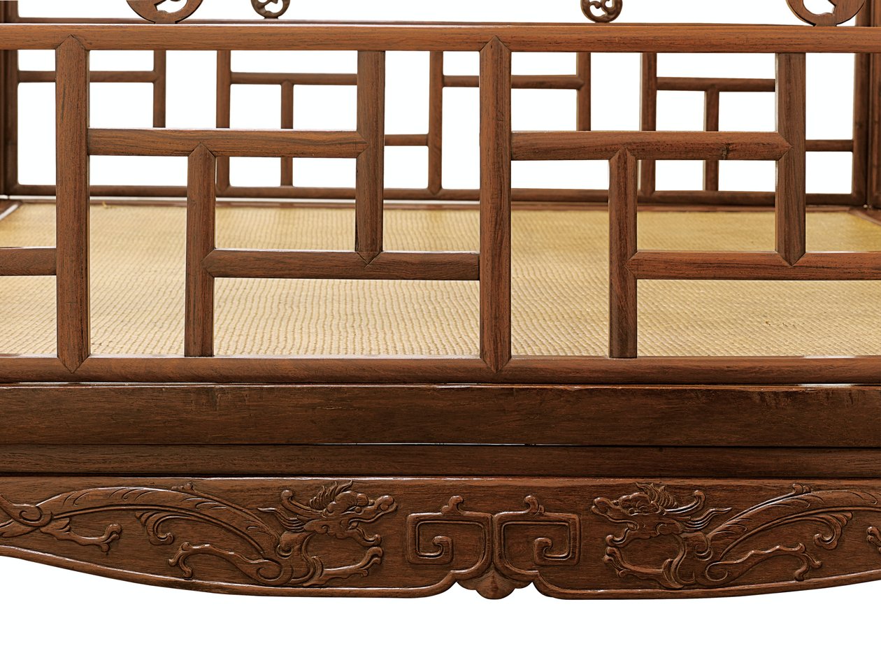 Detalje af en Huanghuali seks-stolps himmelseng, Jiazichuang Qing-dynastiet (træ) (se også 469034) af Qing Dynasty Chinese School