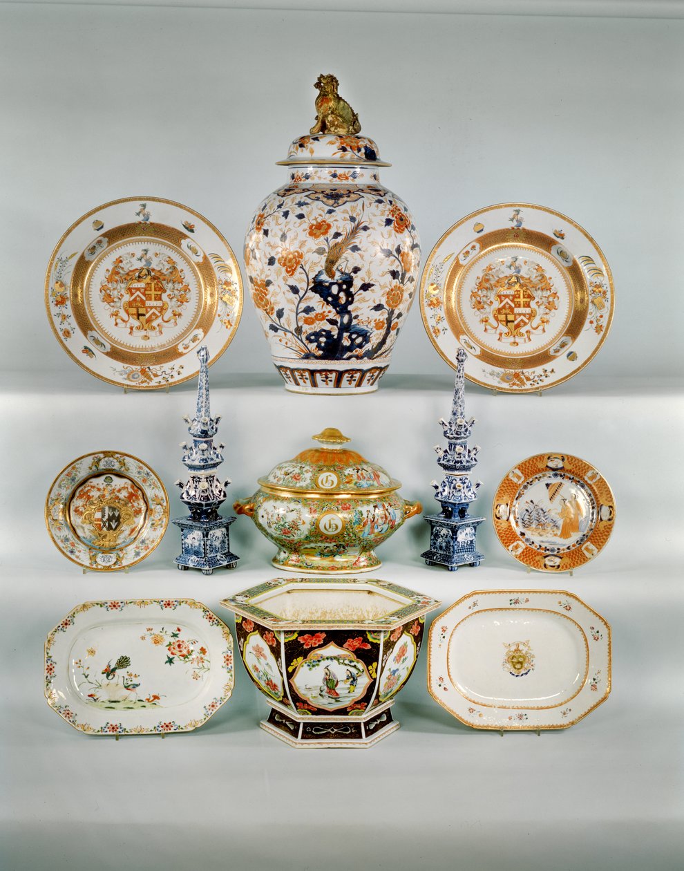 Imari baluster vase; Rose-verte våbenfad, c. 1724; Famille rose bombe terrin og dæksel; To blå og hvide tulipanvaser; Famille Rose armorial plade; Imari tallerken af Cornelius Prenk; Famille Rose aflangt fad; Famille Rose hexagonal jardiniere (porcelæn) af Qing Dynasty Chinese School