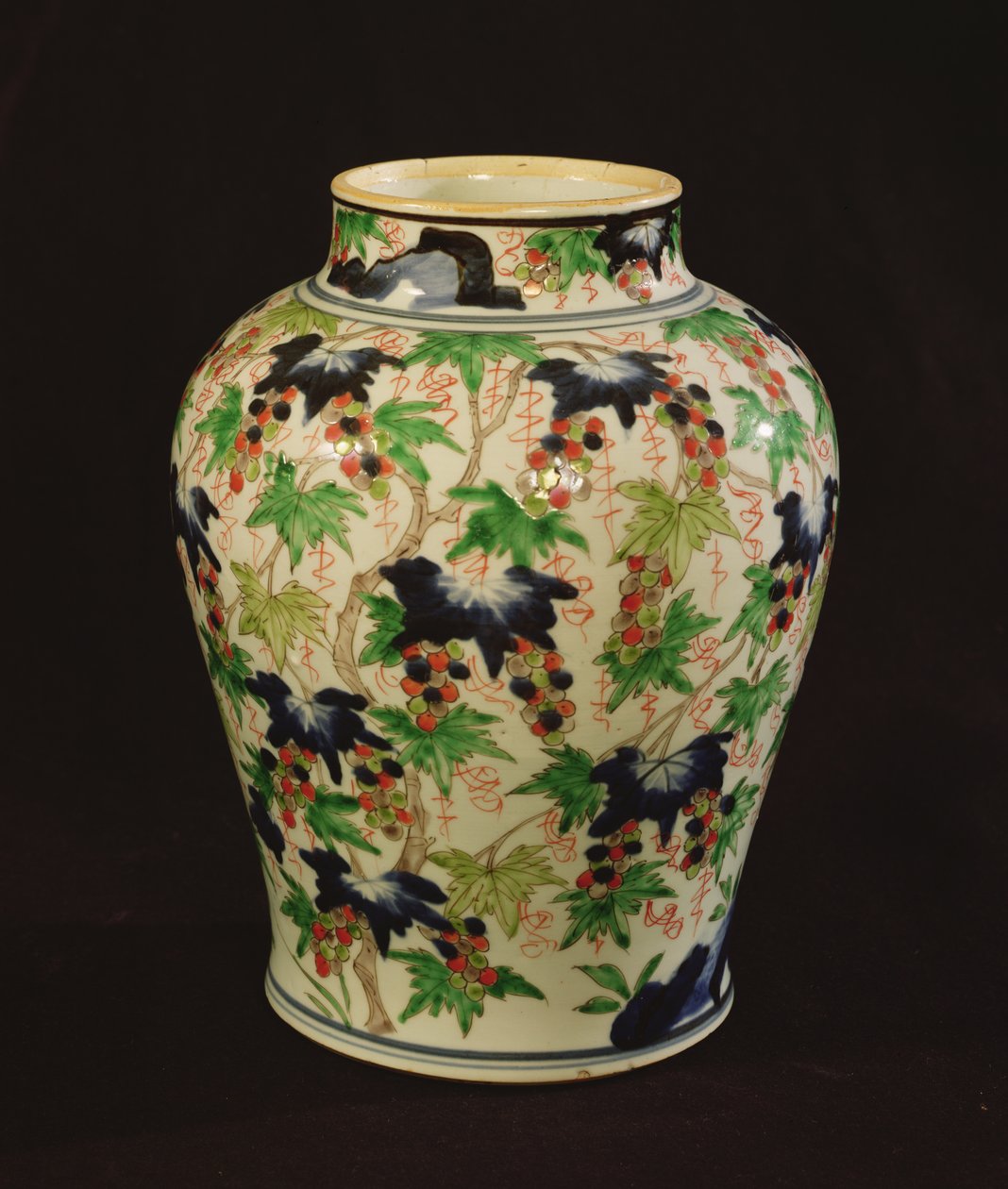 Krukke dekoreret med vinstokke og klaser af druer (keramik) af Qing Dynasty Chinese School