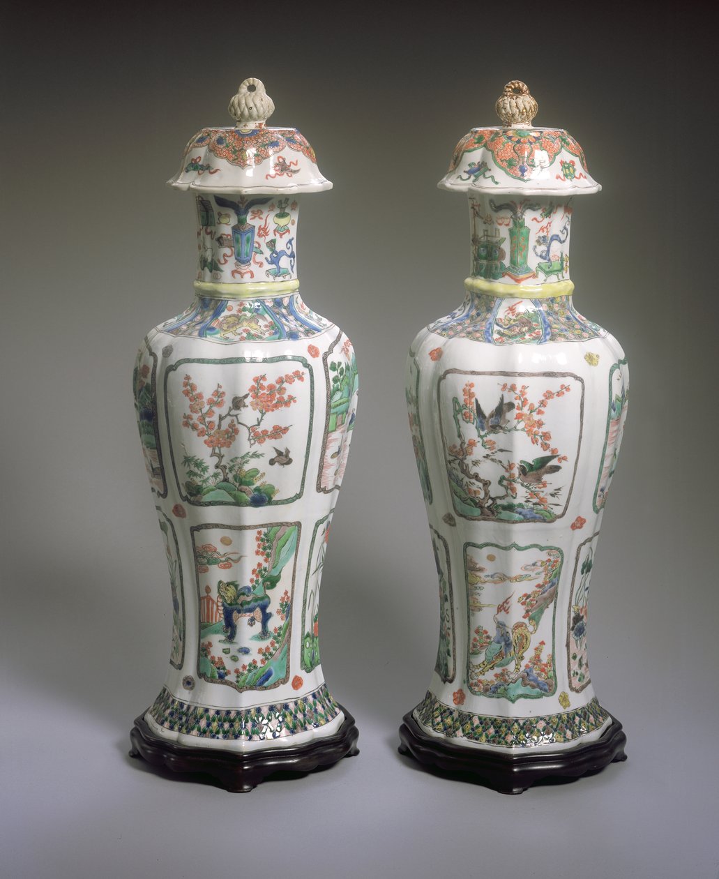 Par kinesiske Export Famille Verte vaser og betræk, Kangxi periode (1662-1722) (porcelæn) (se også 272196) af Qing Dynasty Chinese School