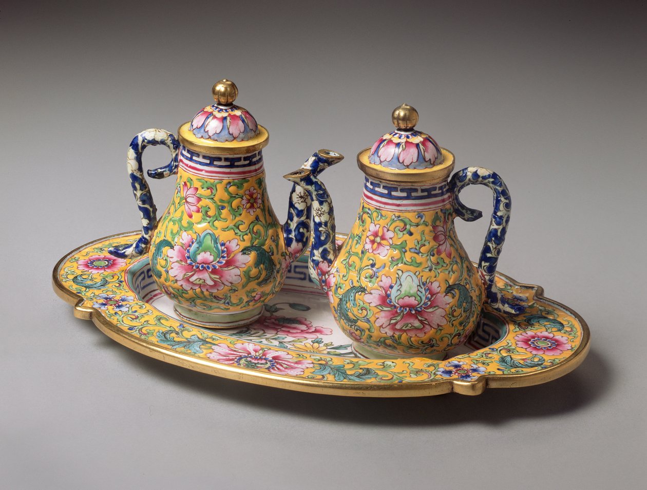 Et par miniature æsker og bakke, Qianlong periode (1736-95) (emalje) af Qing Dynasty Chinese School