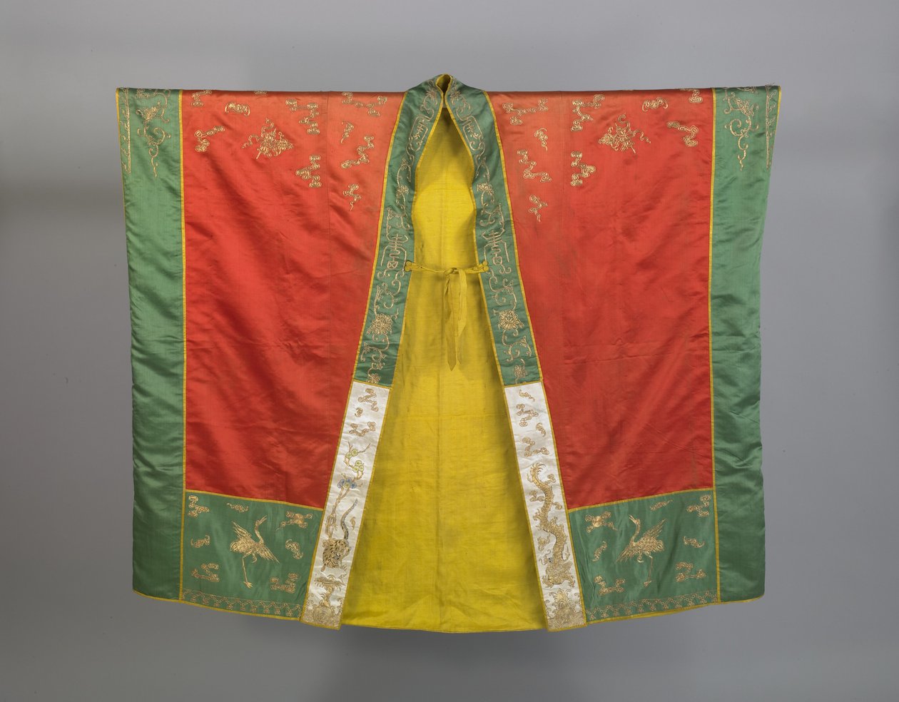 Kjortel eller "afstamningskåbe" til en daoistisk præst af første grad, slutningen af det 19. århundrede (broderet silke med silke- og metaltråde) af Qing Dynasty Chinese School