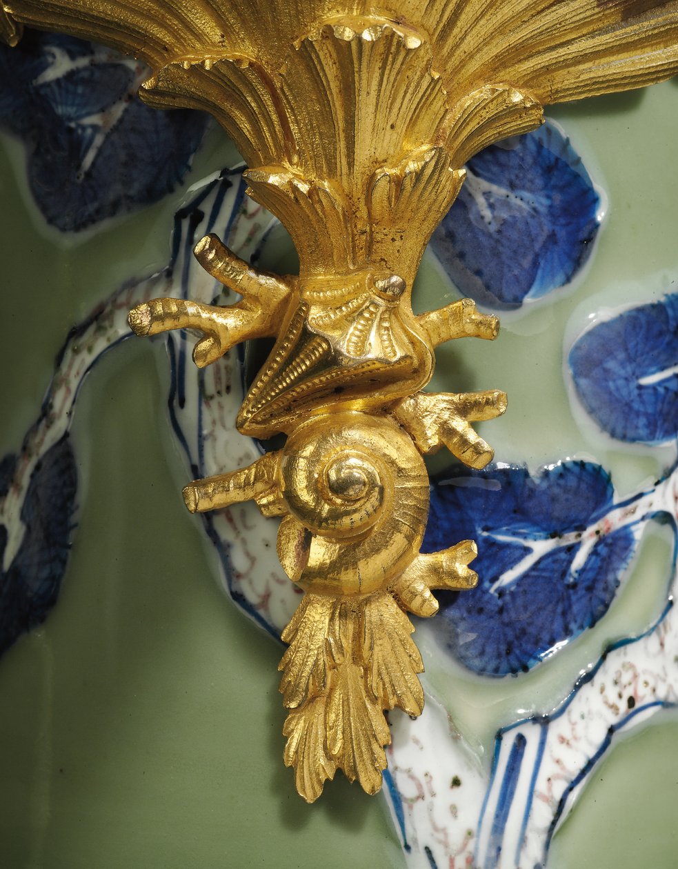 En af et par af Ludvig XV ævle, porcelæn 1662-1722, beslag ca. 1745-49 (ormolu-monteret porcelæn) af Qing Dynasty   Kangxi Period Chinese