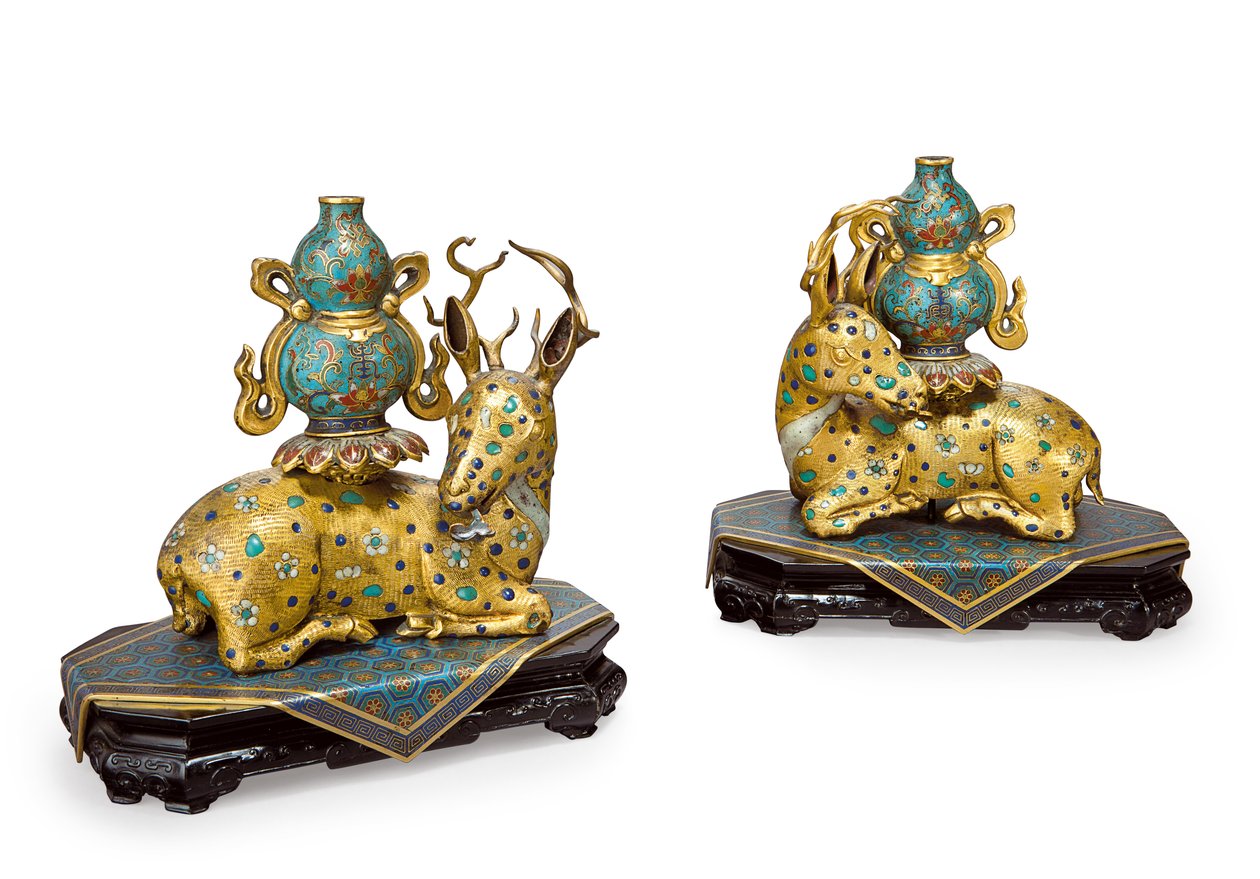 Et par liggende hjorte (forgyldt kobber & cloisonné emalje) af Qing Dynasty   Qianlong Period Chinese School