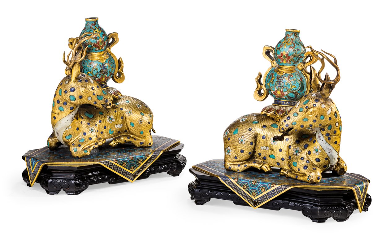 Et par liggende hjorte (forgyldt kobber & cloisonné emalje) af Qing Dynasty   Qianlong Period Chinese School