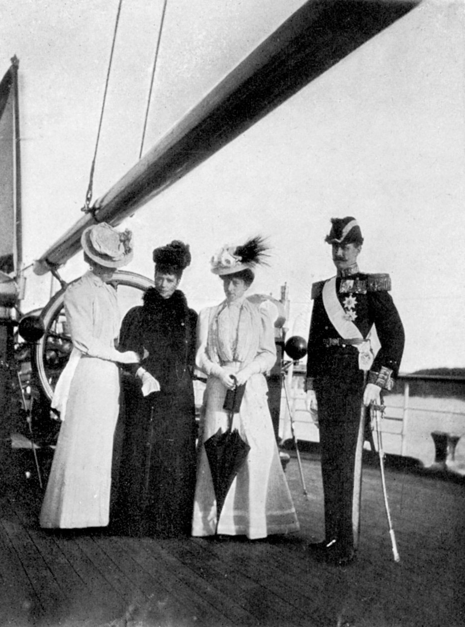 Kejserinde Maria Feodorovna, prinsesse Victoria, dronning Maud og kong Haakon VII af Norge, 1908. af Queen Alexandra