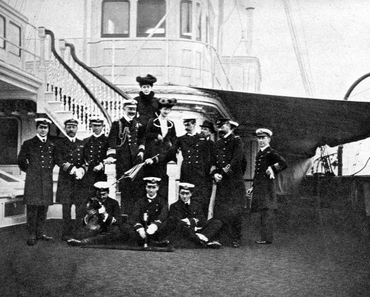 Gruppeportræt ombord på kongeyachten Victoria og Albert, København, 1908. af Queen Alexandra