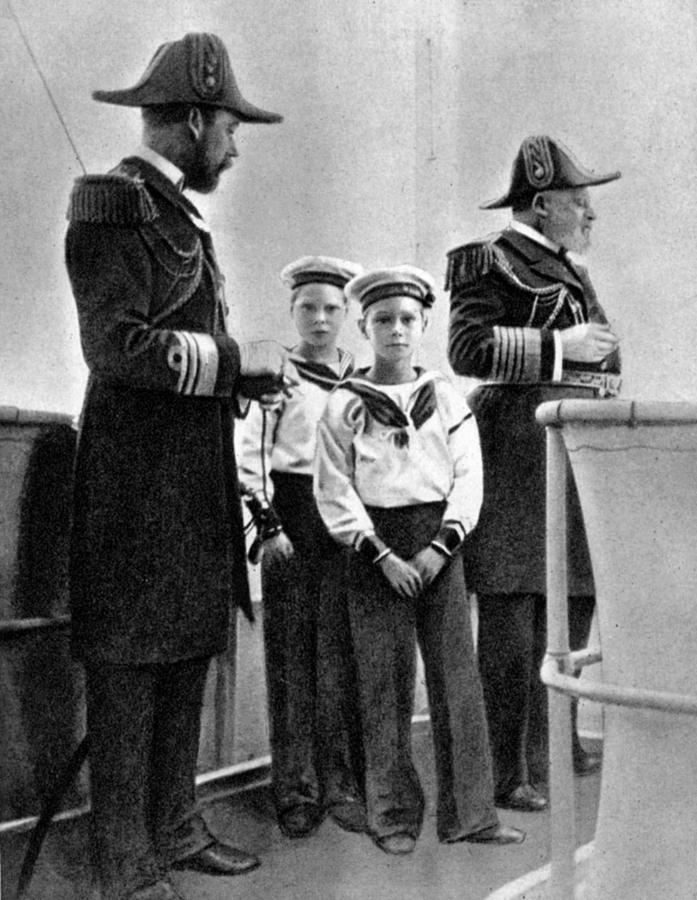 Kong Edward VII 1841-1910 med sin søn George 1865-1936 og hans to ældste børnebørn, 1908 af Queen Alexandra