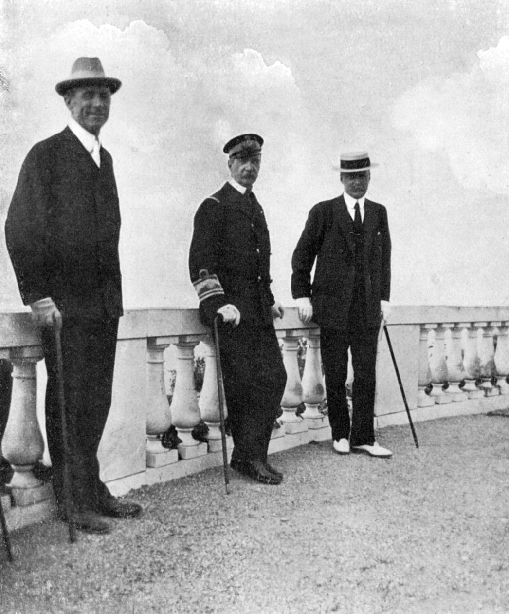 Kong George I af Grækenland med Commodore Keppel og Lord Howe, Korfu, Grækenland, 1908. af Queen Alexandra