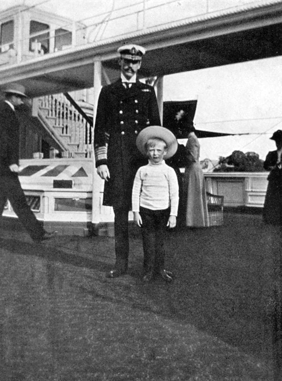 Kong Haakon VII af Norge 1872-1957 med sin søn Olav 1903-1991, 1908. af Queen Alexandra