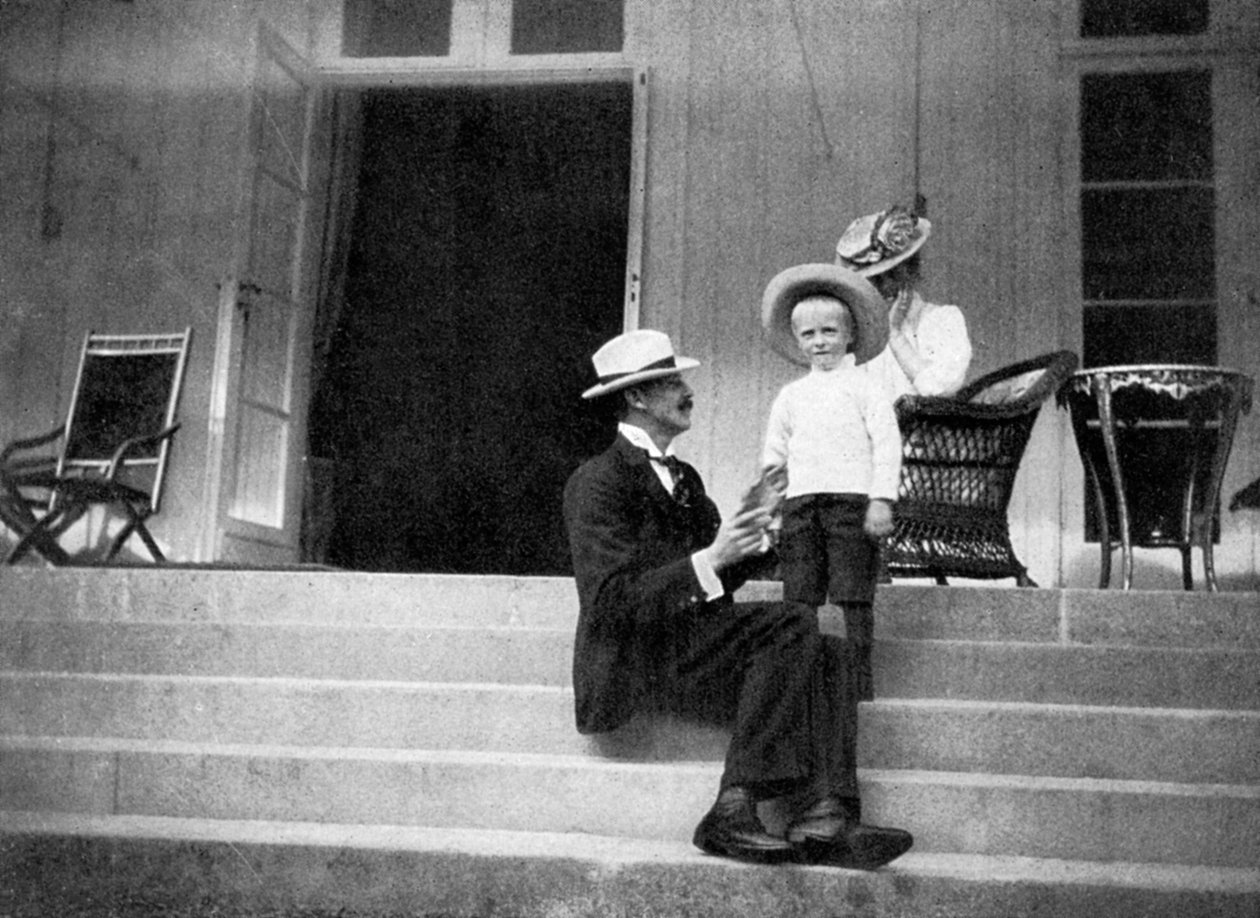 Kong Haakon VII af Norge, hans søn Olav og prinsesse Victoria på Bygdøy, Norge, 1908. af Queen Alexandra