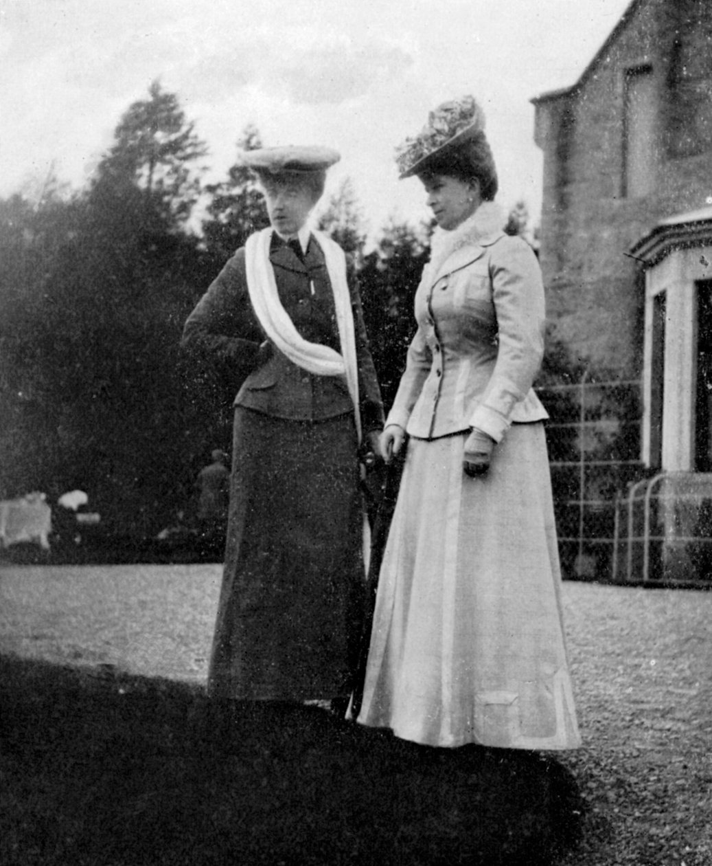 Mary af Teck 1867-1953, prinsesse af Wales, med hertuginden d