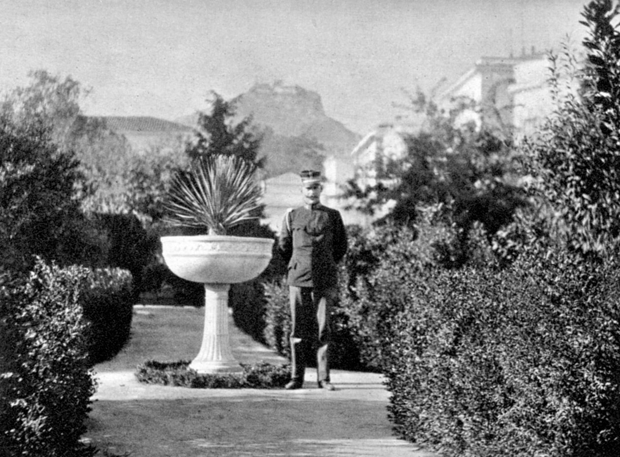 Prins Konstantin 1868-1923, hertugen af Sparta, i sin have i Athen, 1908. af Queen Alexandra