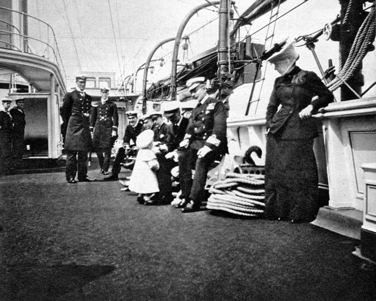 Prins Olav 1903-1991, den kommende kong Olav V af Norge, i samtale med søofficerer, 1908. af Queen Alexandra