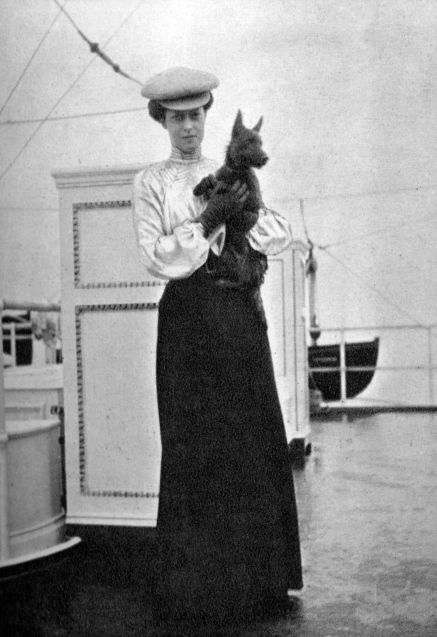 Prinsesse Victoria 1868-1935 med Mac ombord på den kongelige yacht Victoria og Albert III, 1908. af Queen Alexandra