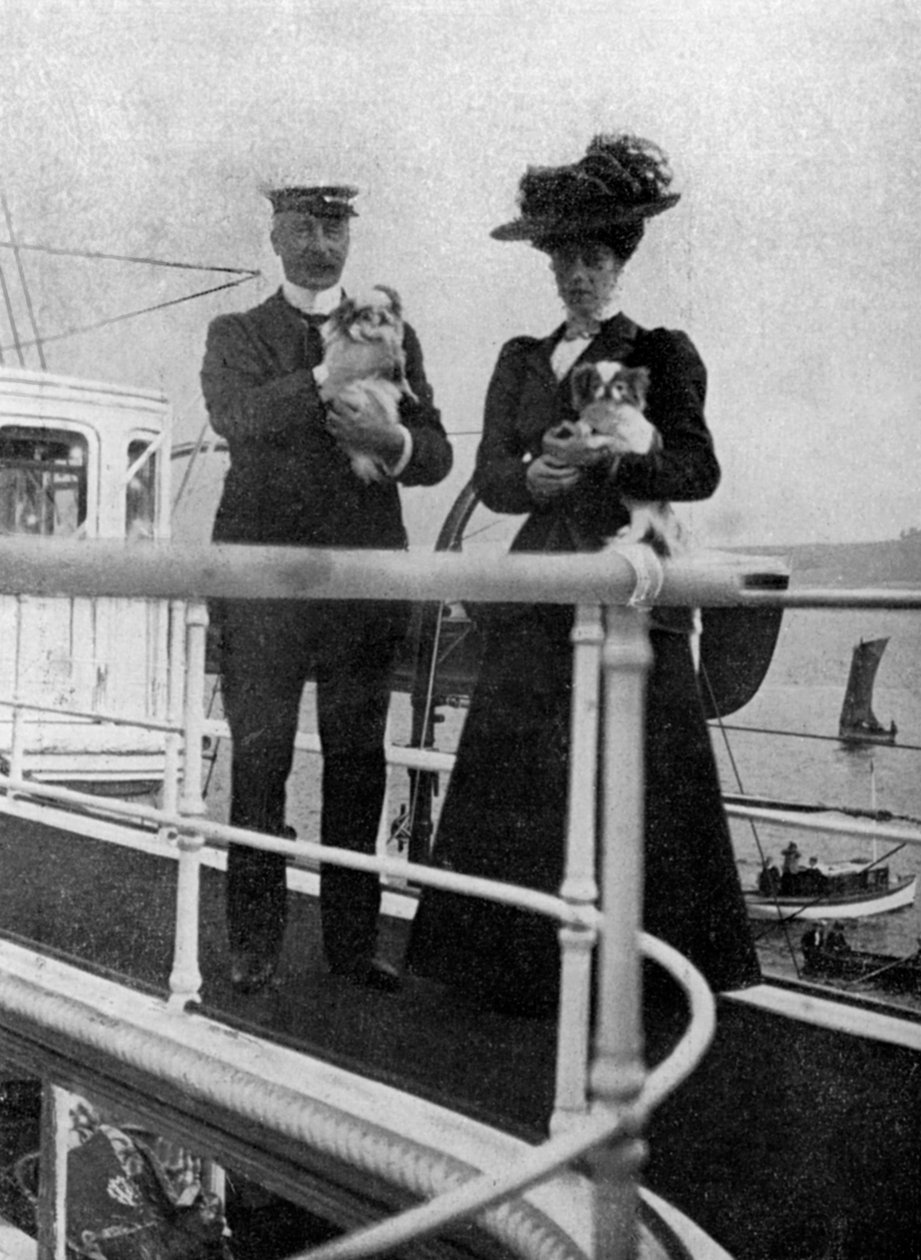 Prinsesse Victoria 1868-1935 med Queens-hundene, 1908. af Queen Alexandra