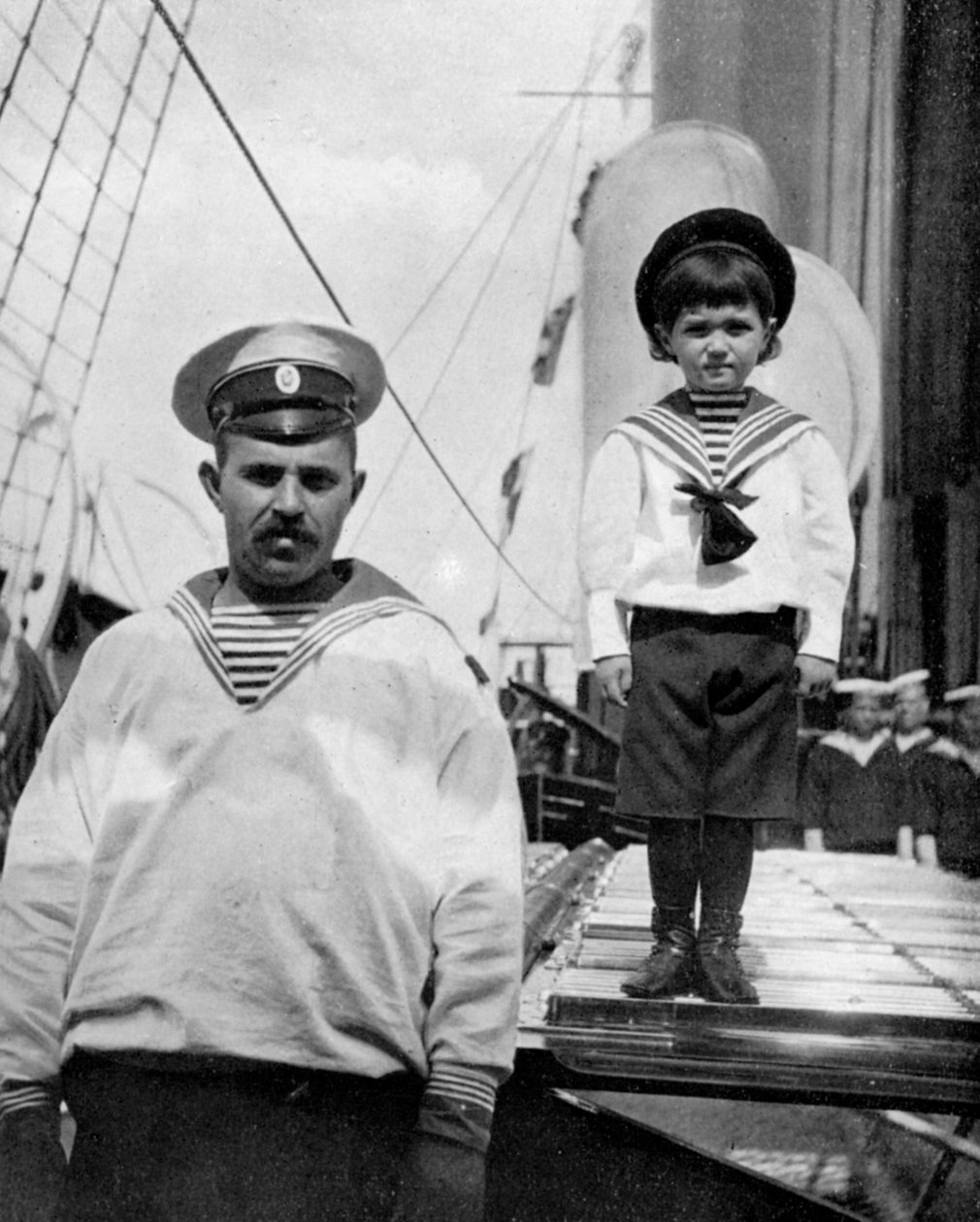 Den lille Caesarevitch med sin sømandsven, 1908. af Queen Alexandra