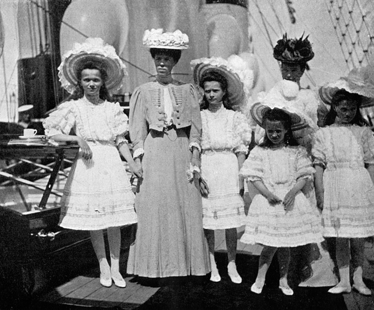 Tsar Nicholas IIs mor, søster og børn 1868-1918 af Rusland, 1908. af Queen Alexandra