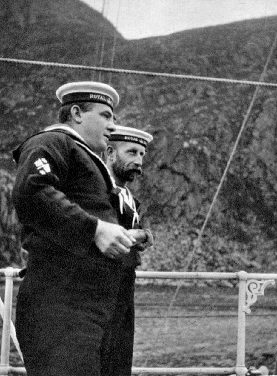 To sømænd på den kongelige yacht ud for Norges kyst, 1904 1908. af Queen Alexandra