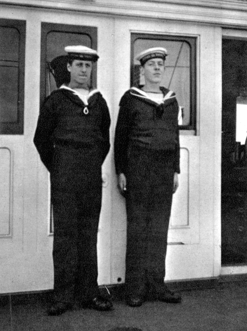 To skibsdrenge på den kongelige yacht Victoria og Albert III, 1908. af Queen Alexandra