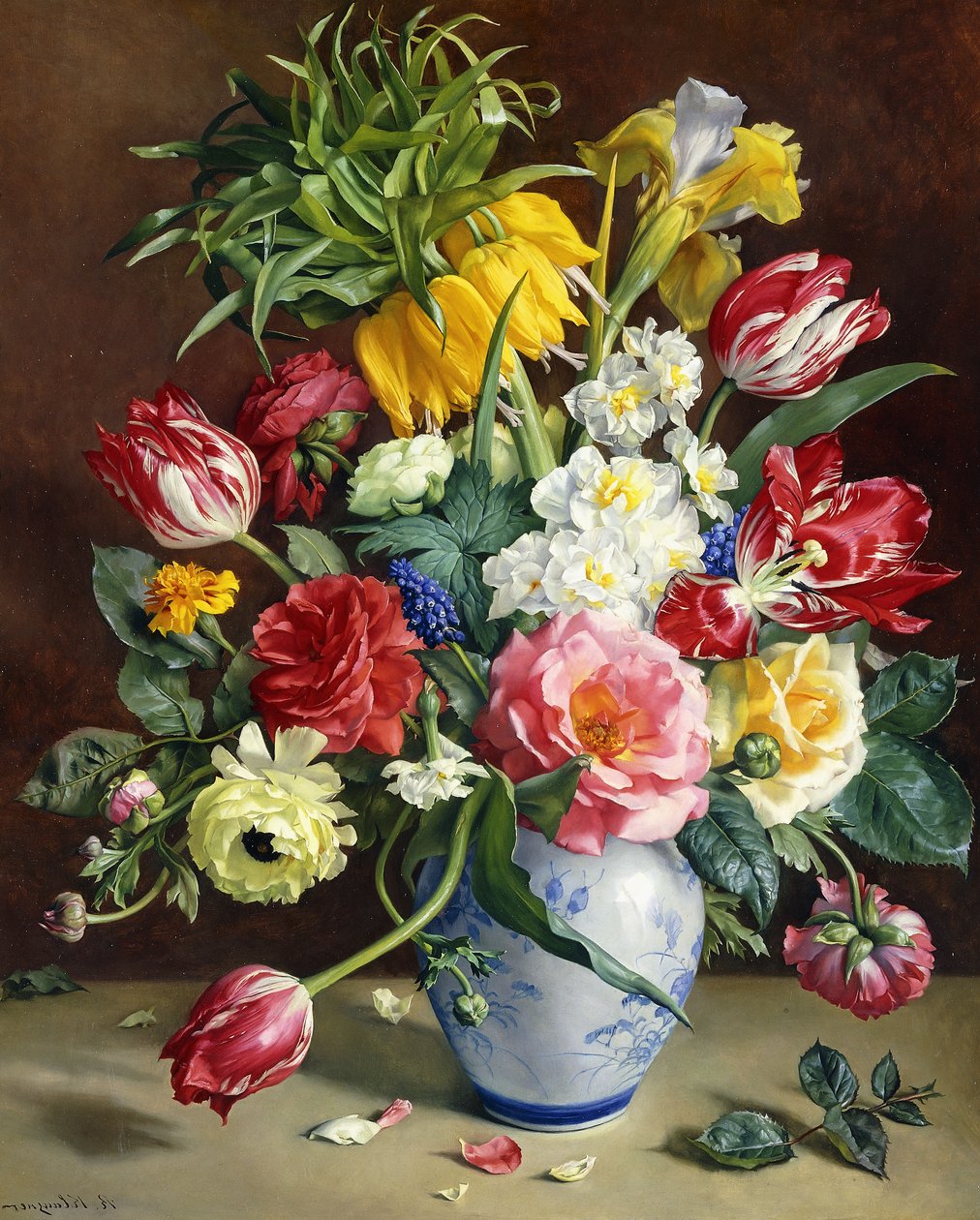 Tulipaner, roser, narcisser og andre blomster i en blå og hvid vase af R. Klausner