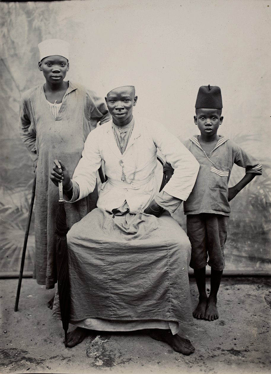 Mand og to drenge, Tanzania (gelatine sølvtryk) af R. V. Pereira