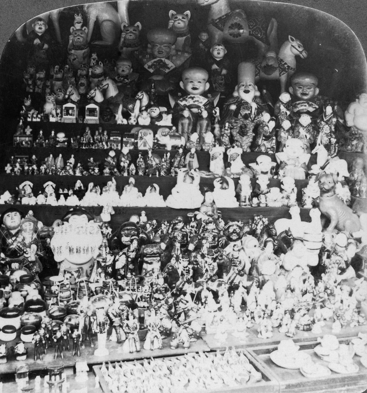 En legetøjsbutik i Kyoto, Japan, 1901 af R. Y. Young