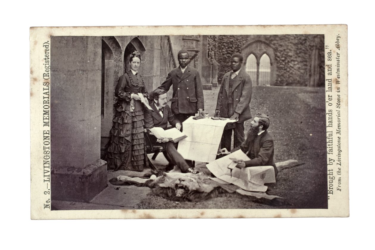 Tom og Agnes Livingstone, Abdullah Susi, James Chuma og Horace Waller, Newstead Abbey, England, juni 1874 (albumin print) af R. and Son Allen