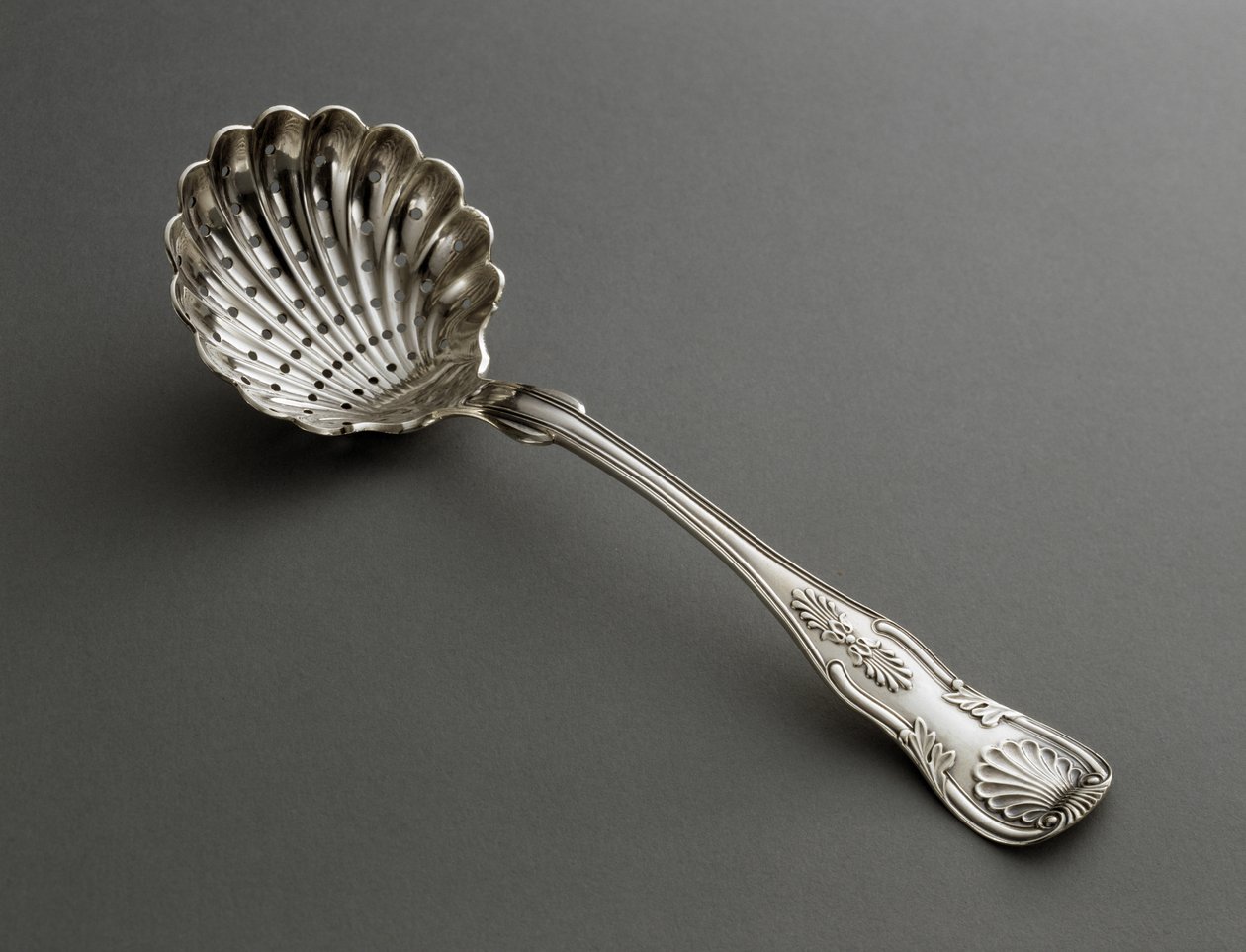 Gennemboret øse, ca. 1825-1846 (sølv) af R. and W. Wilson