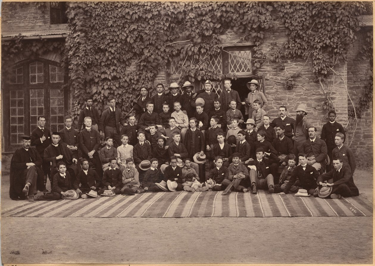 Elever og personale på mellemtrinnet, Bishop Cotton School, Shimla (verso) af Raja Deen Dayal