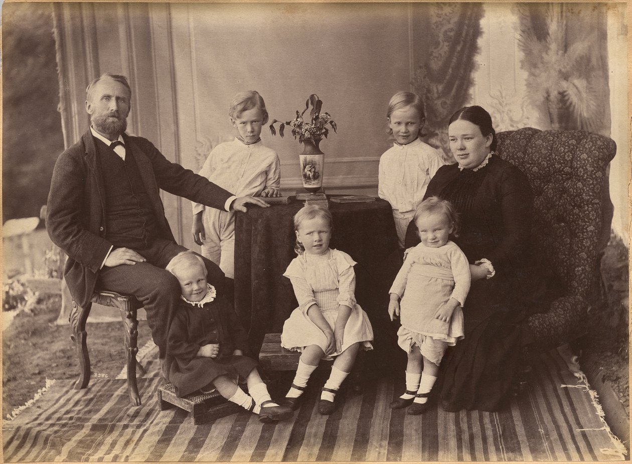 Hr. Robert Holtz og familie (verso) af Raja Deen Dayal