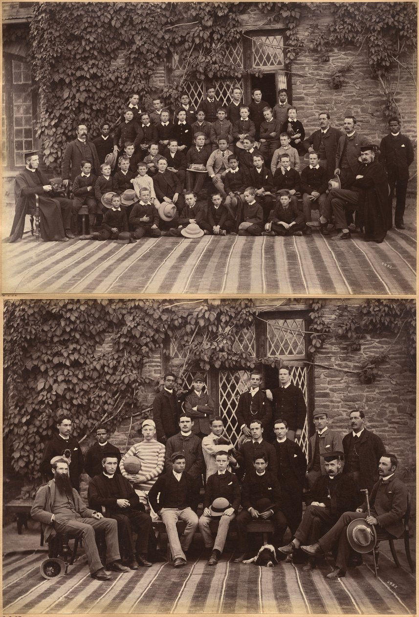 Primærklasse på Bishop Cotton School, Shimla (forside); elever og lærere i de højere klasser på Bishop Cotton School, Shimla (bagside) af Raja Deen Dayal
