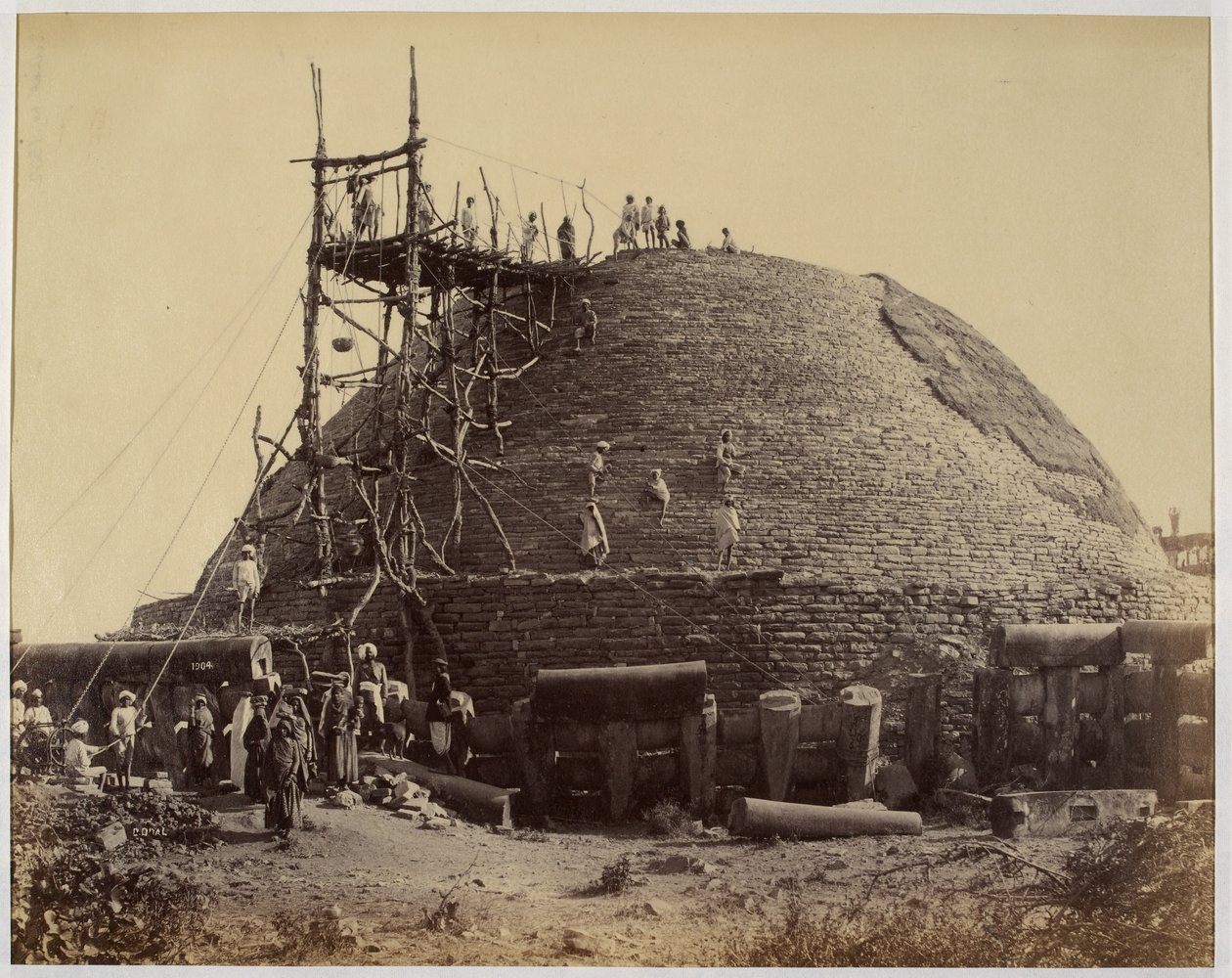Sanchi stupa fra sydvest under reparationer af Raja Deen Dayal
