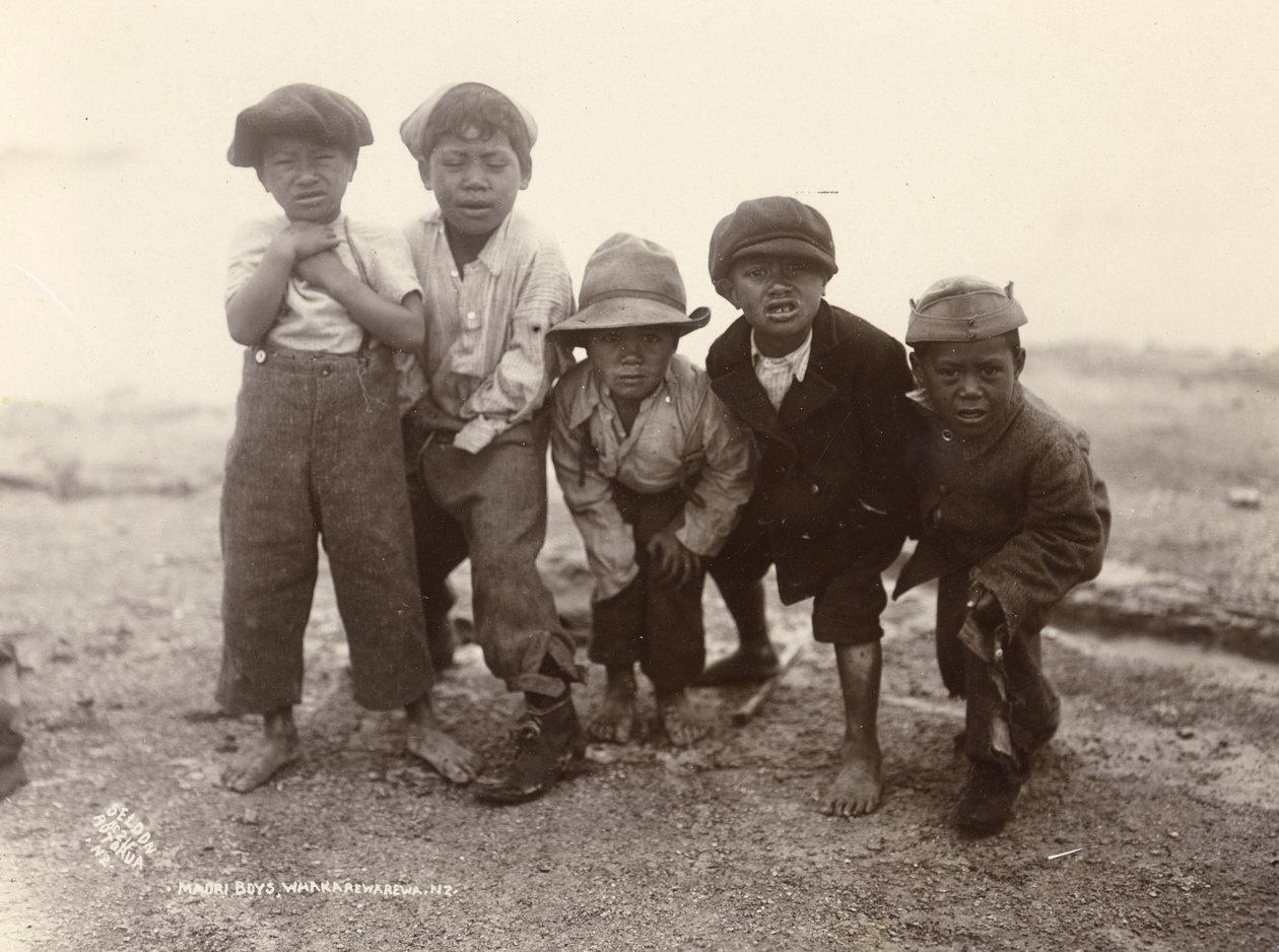 Maori Boys, Whakarewarewa, ca. 1910 (sølv gelatinetryk) af Ralph Seldon