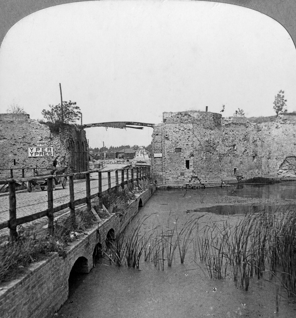 1300-tals volde og Lille Gate, Ypres, Belgien, Første Verdenskrig, c1914-c1918. af Realistic Travels Publishers