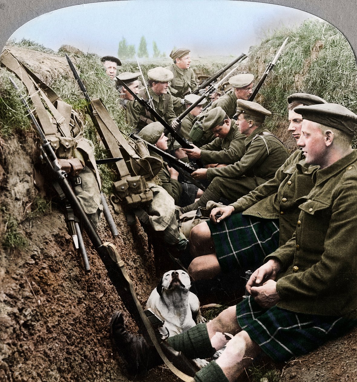 En del af Seaforth Highlanders, der snupper et øjebliks pusterum, Første Verdenskrig, c1914-c1918 af Realistic Travels Publishers