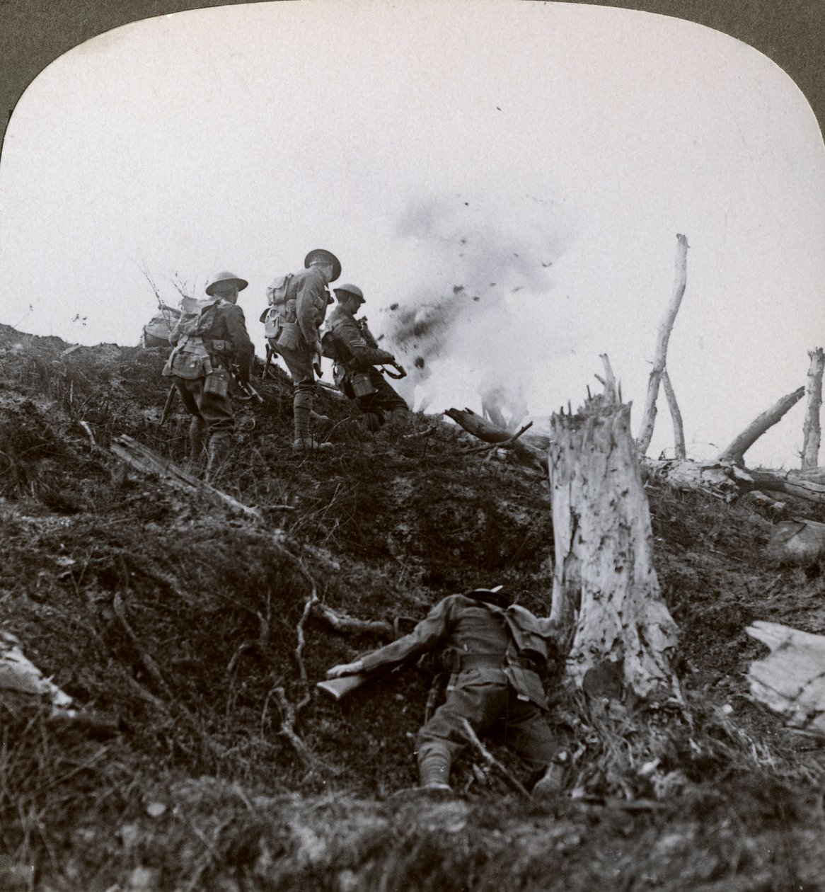Gå frem over No Mans Land for at angribe de tyske linjer, Første Verdenskrig, 1914-1918 af Realistic Travels Publishers