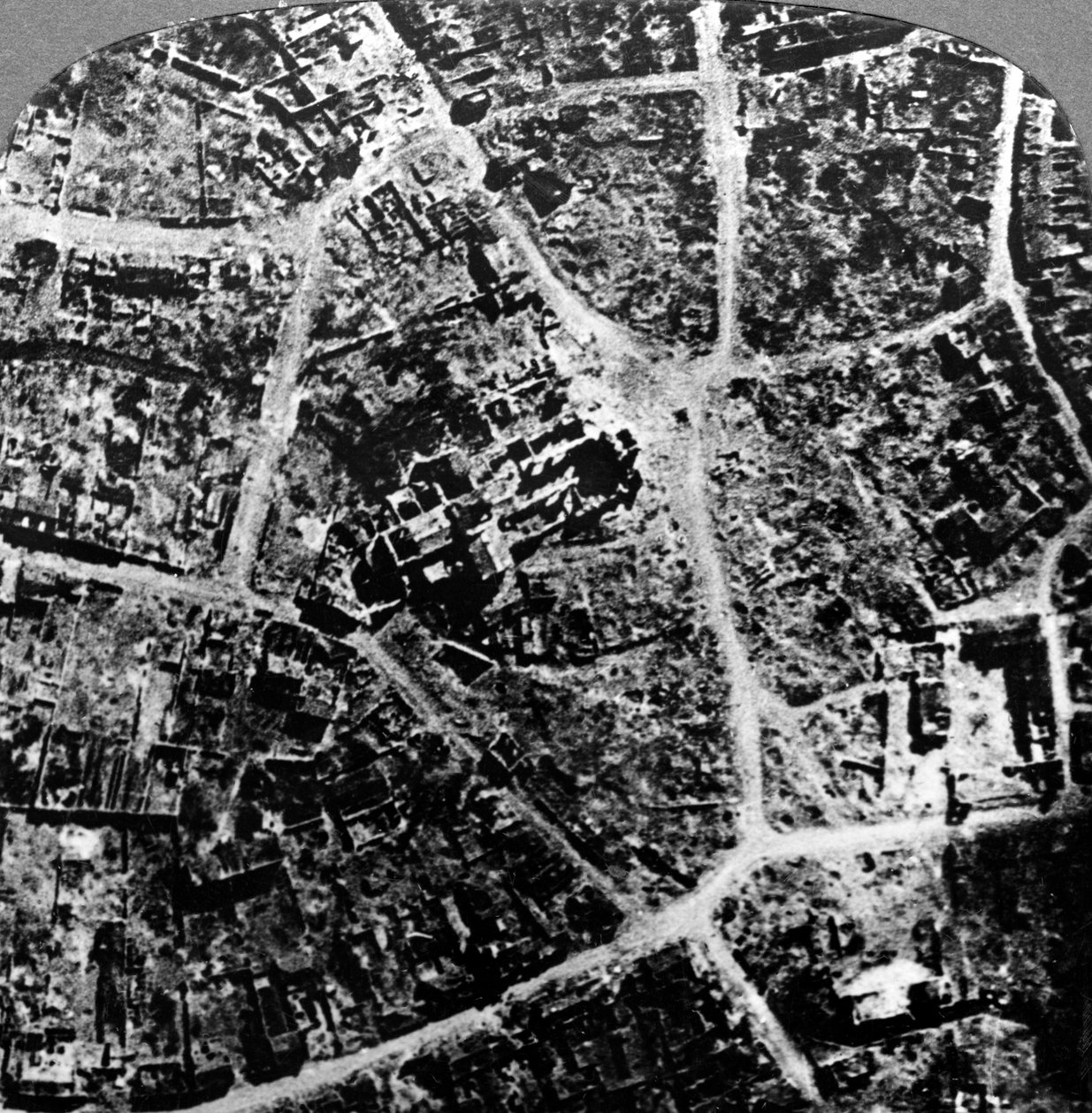 Luftfoto af ruinerne af byen og basilikaen Albert, Frankrig, Første Verdenskrig, 1914-1918. af Realistic Travels Publishers