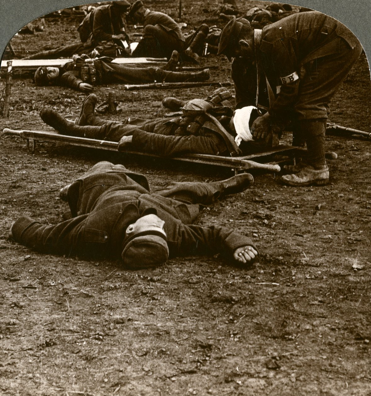 Efter stormen og kampens stress, pleje af de sårede, Første Verdenskrig, 1914-1918. af Realistic Travels Publishers