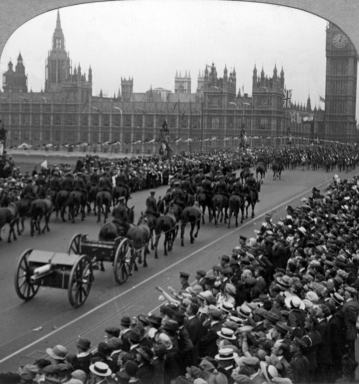 Artilleri i Empires Forces Great March, Westminster Bridge, London, 1919. af Realistic Travels Publishers