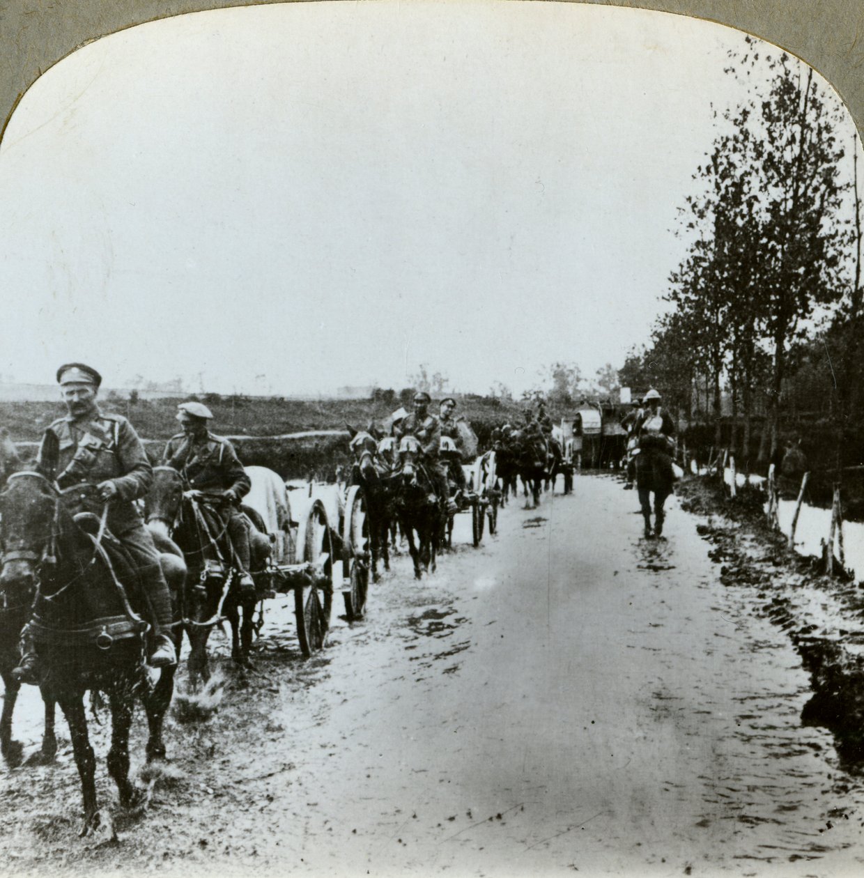 Artilleri på vej gennem mudder til Gommecourt, Frankrig, Første Verdenskrig, c1914-c1918 af Realistic Travels Publishers