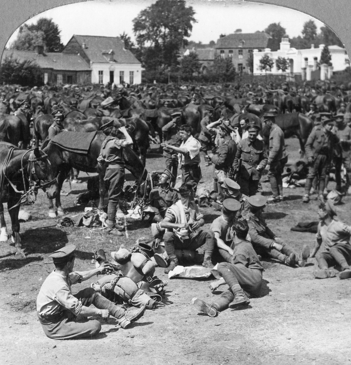 Britiske kavaleritropper hviler i en fransk landsby, Første Verdenskrig, c1914-c1918 af Realistic Travels Publishers