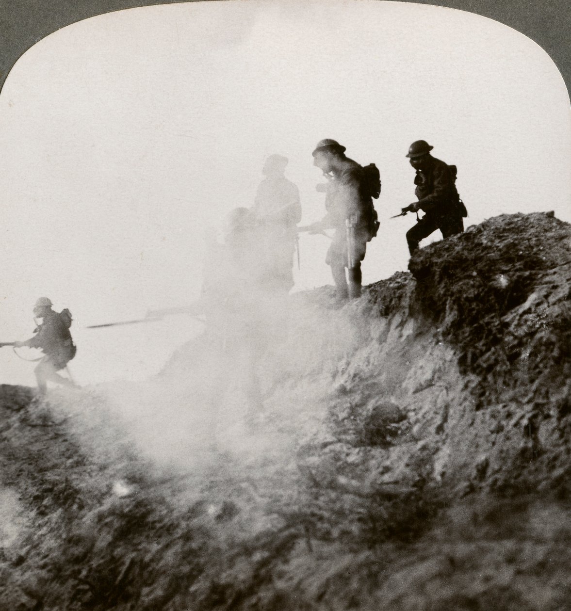 Britiske soldater rykker frem i ly af gas og røg, Frankrig, Første Verdenskrig, 1916 af Realistic Travels Publishers