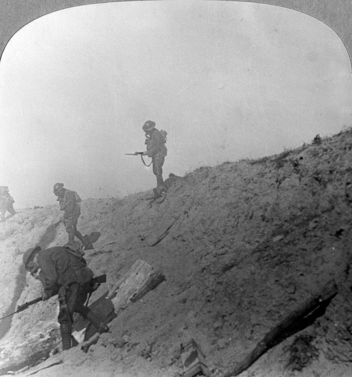 Britiske tropper rykker frem gennem gas, Passchendaele, Ypres, Belgien, Første Verdenskrig, c1914-c1918 af Realistic Travels Publishers
