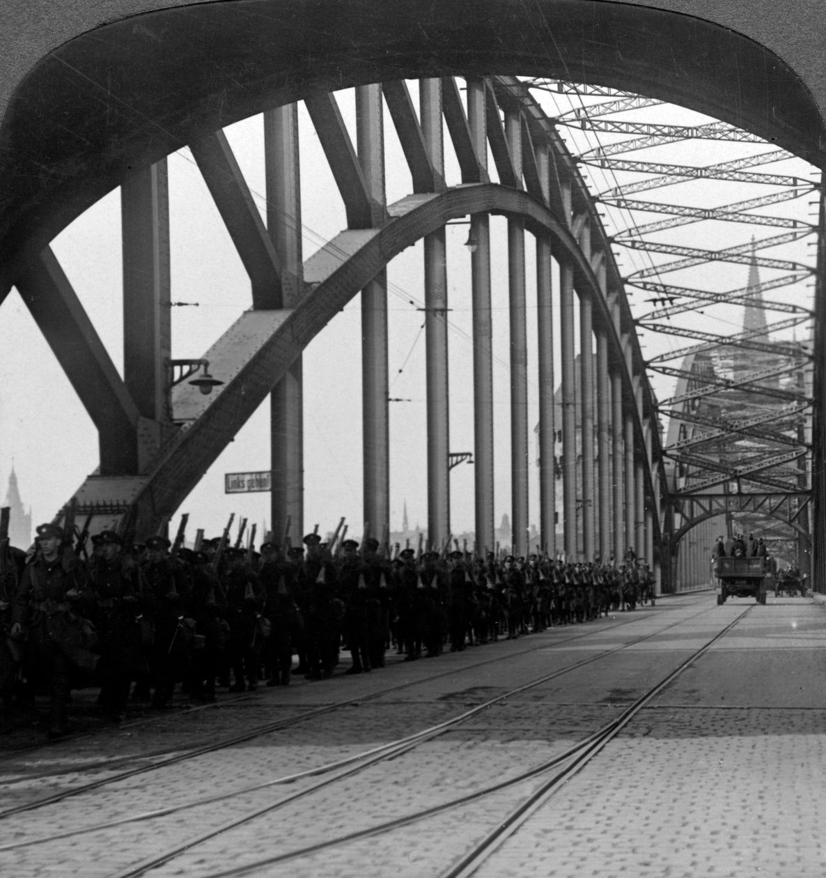 Britiske tropper krydser broen over Rhinen, Köln, Tyskland, 1918-1926. af Realistic Travels Publishers