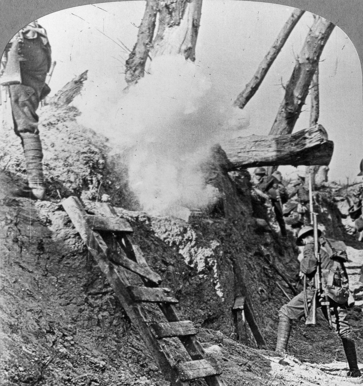 Britiske tropper går over toppen, Flandern, Belgien, Første Verdenskrig, c1914-c1918 af Realistic Travels Publishers