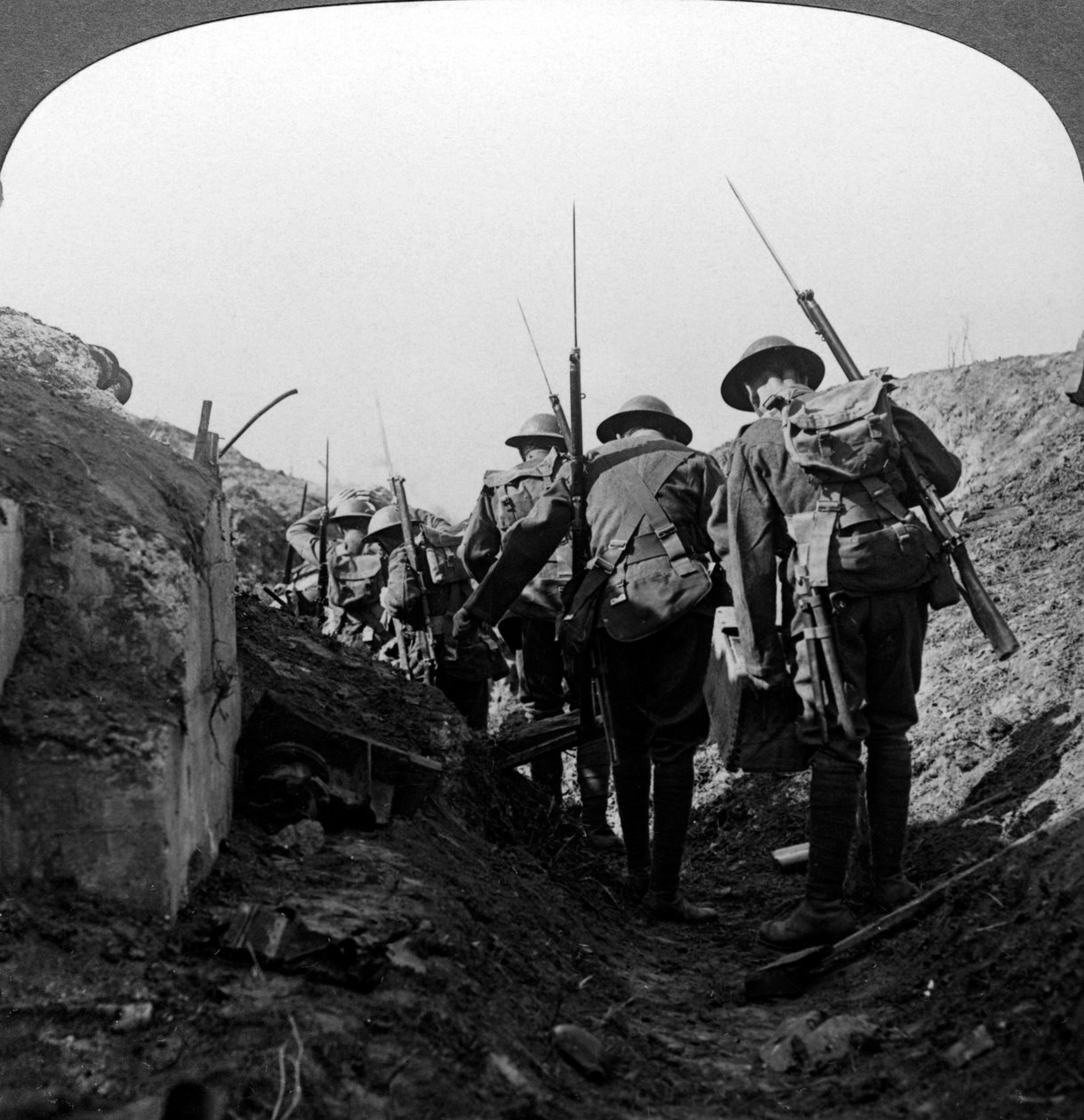 Britiske tropper i en erobret skyttegrav, Hindenburg-linjen, Frankrig, Første Verdenskrig, 1917-1918. af Realistic Travels Publishers