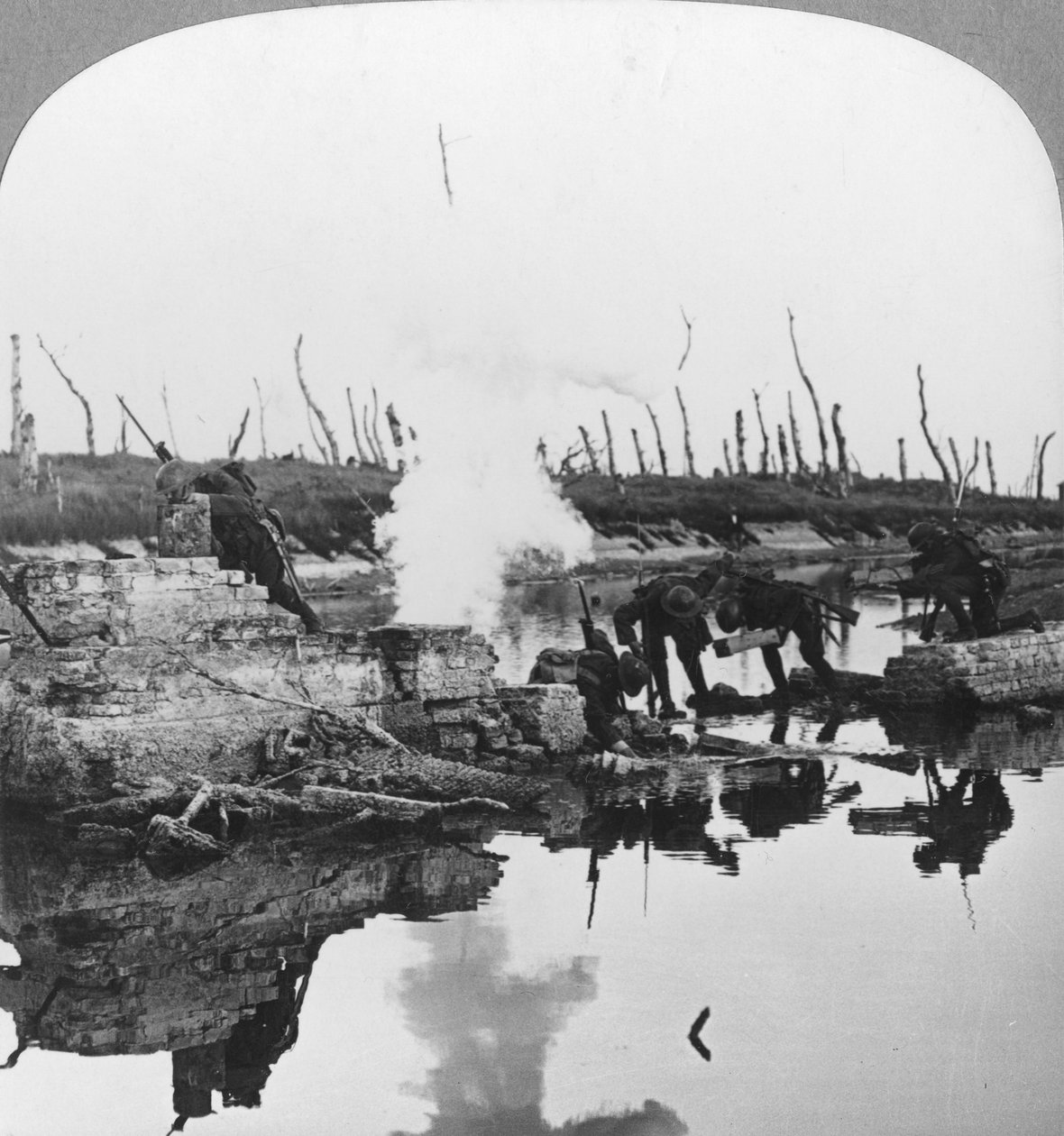 Britiske tropper på Yser-kanalen, Flandern, Belgien, Første Verdenskrig, c1914-c1918 af Realistic Travels Publishers