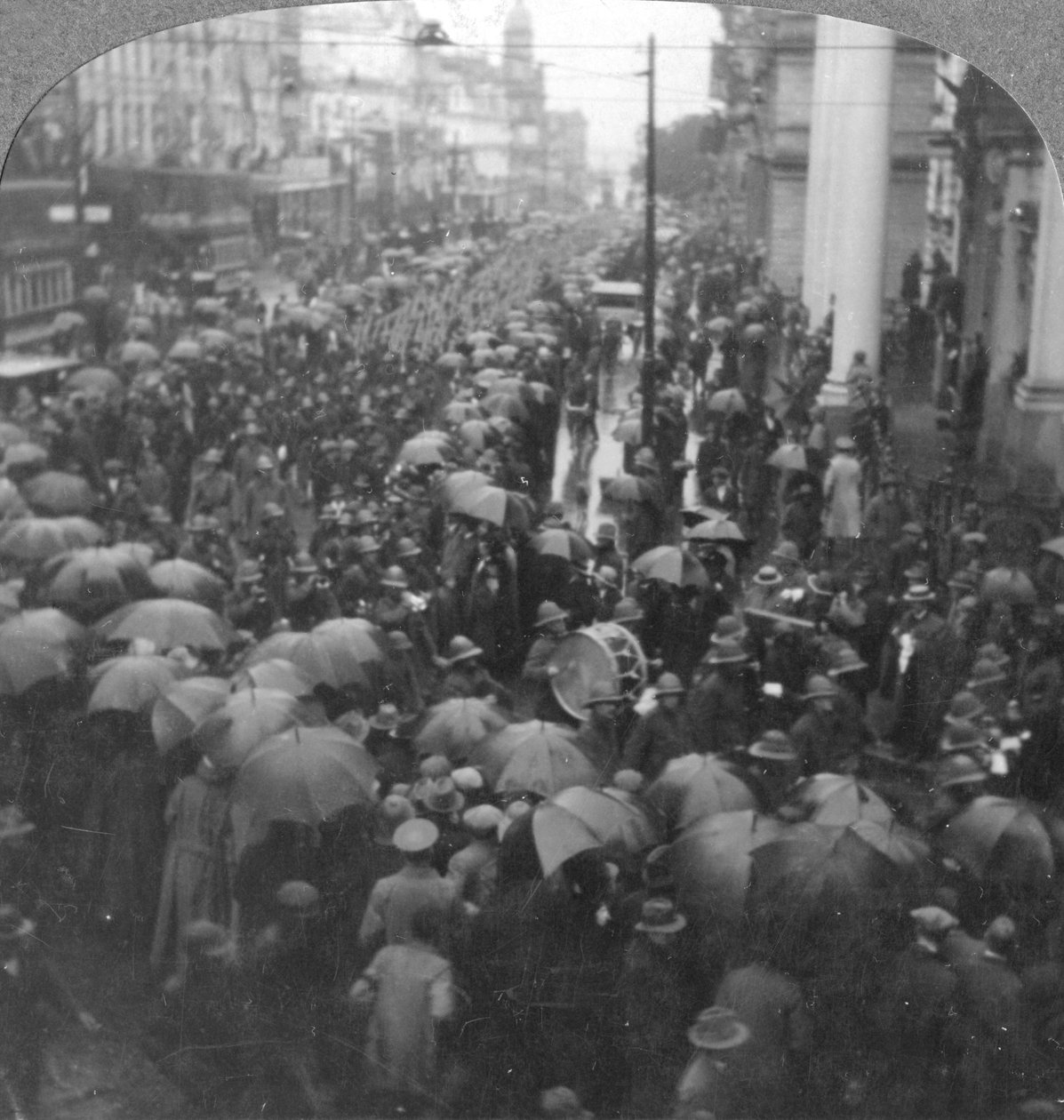 Britiske tropper paraderer på Adderley Street, Cape Town, Sydafrika, Første Verdenskrig, c1914-c1918 af Realistic Travels Publishers