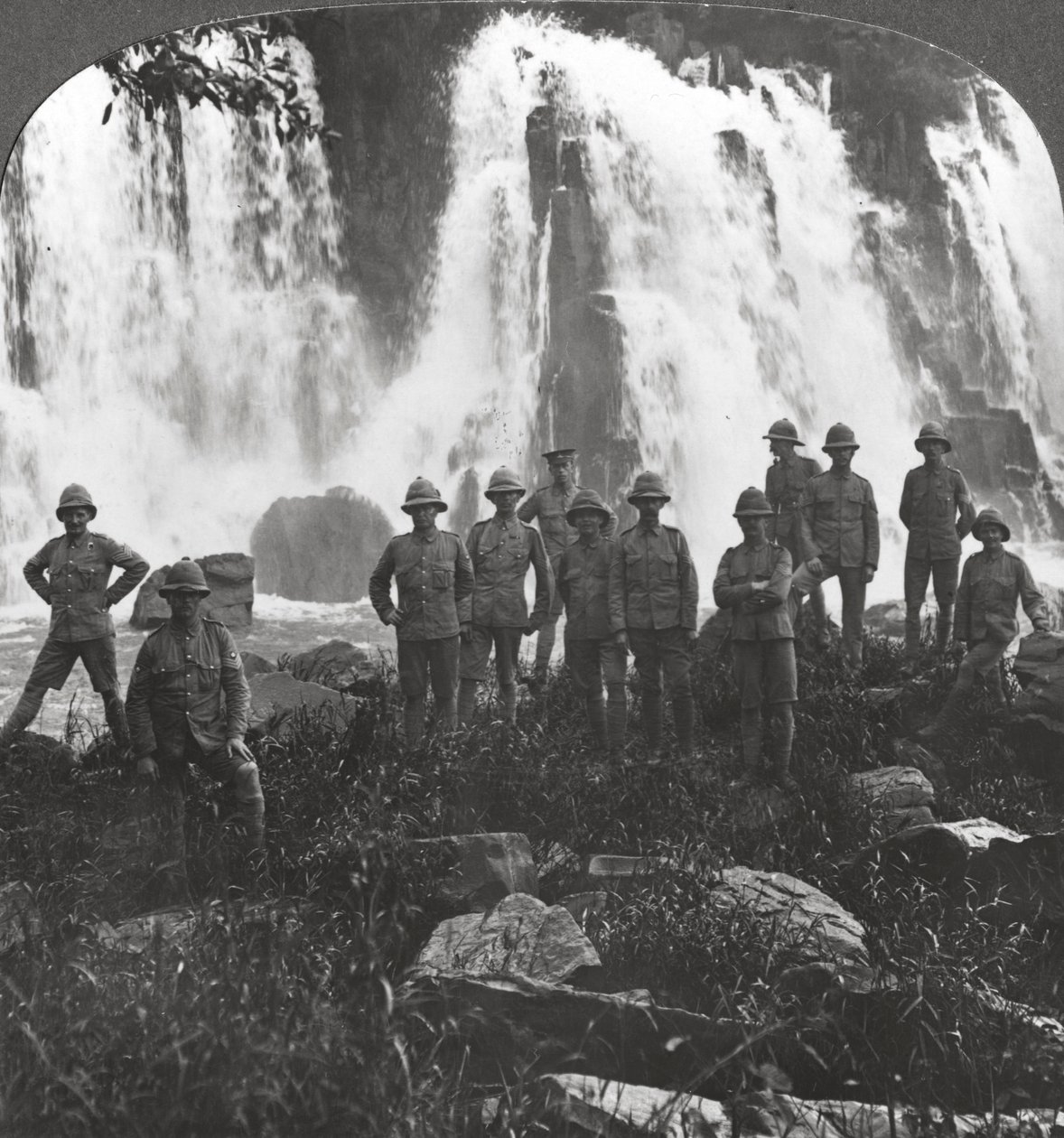 Britiske tropper forfrisker sig ved et vandfald, Afrika, Første Verdenskrig, c1914-c1918 af Realistic Travels Publishers